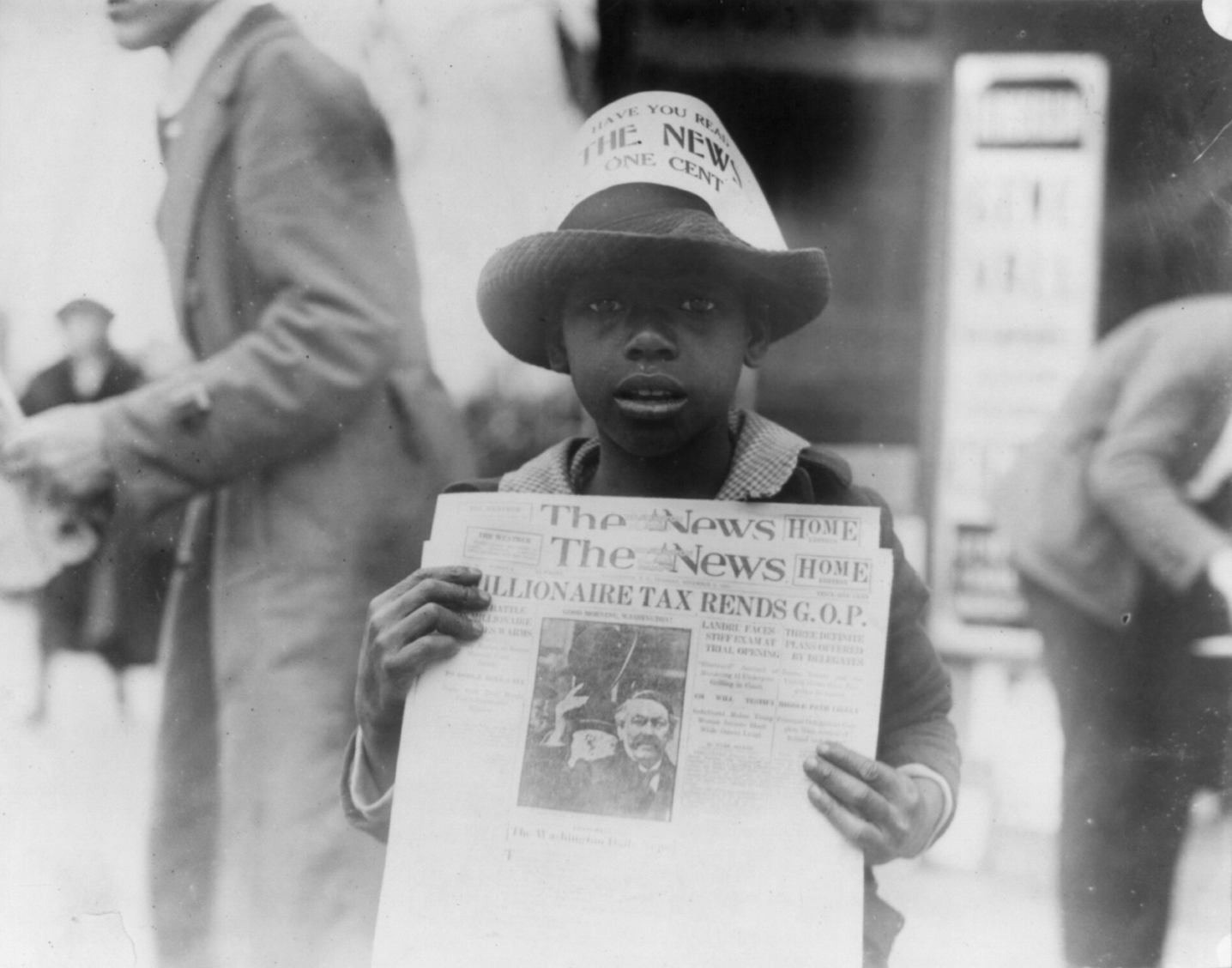 African_American_boy_selling_The_Washington_Daily_News