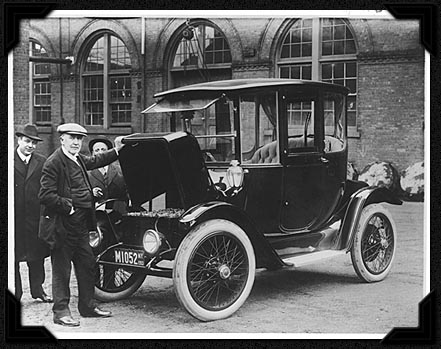 1914 image of Edison with the early electric car