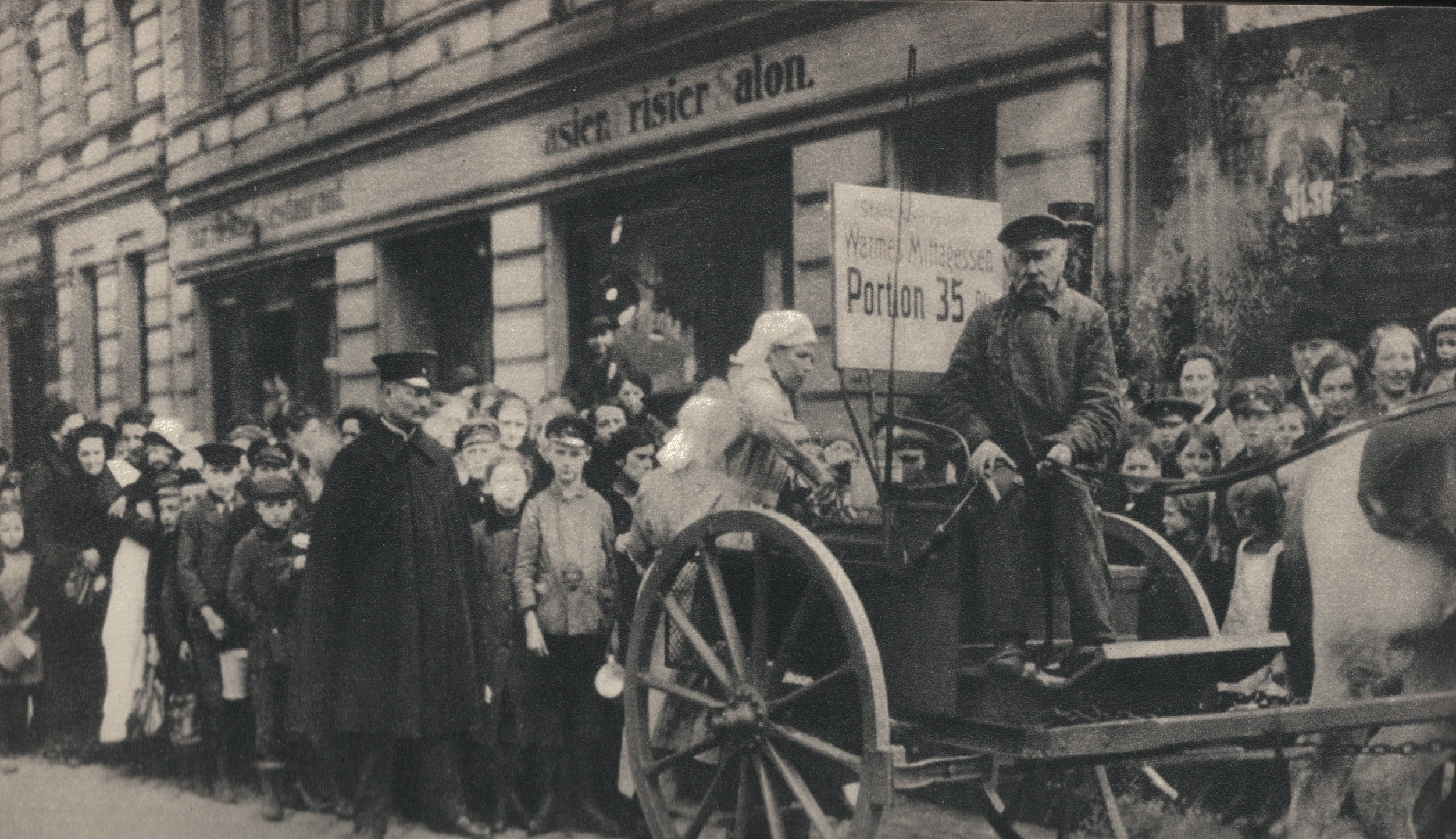 2. Queue at a Goulash Gun