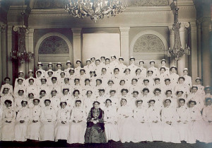Clara Barton with a graduating class of nurses, 1903